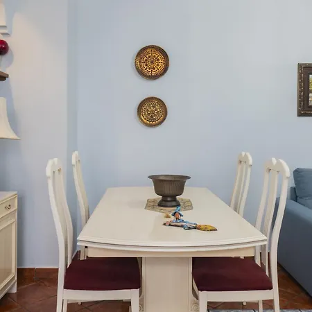 Cubo's Gongora A Apartment